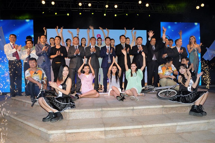 表演人員上臺(tái)慶祝六睦集團(tuán)與世界休閑體育大會(huì)合作簽約儀式取得圓滿(mǎn)成功