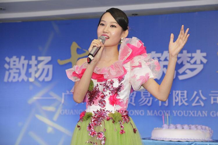 慶生儀式，女歌手領唱明天會更好